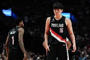 媒体人：杨瀚森跟不上进攻节奏 开拓者这套打法不利于他持球策应